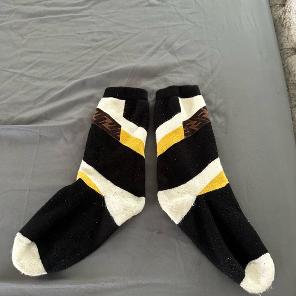Fendi socks to match sneakers and shirt - Picture 2 of 2